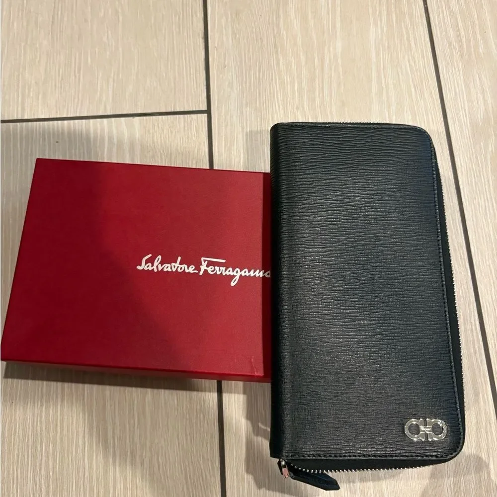 Brand new Salvatore Ferragamo Black Leather Wallet mens / women's wallet